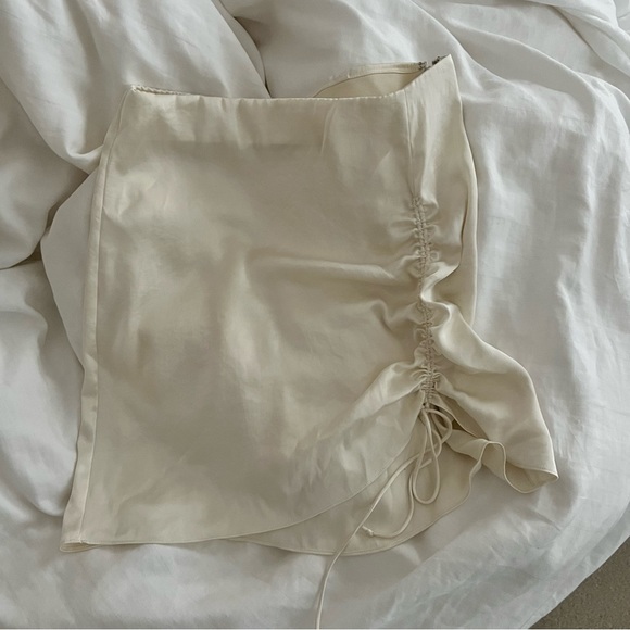 Aritzia Wilfred Allusion Skirt | Satin mini skirt - Picture 2 of 4